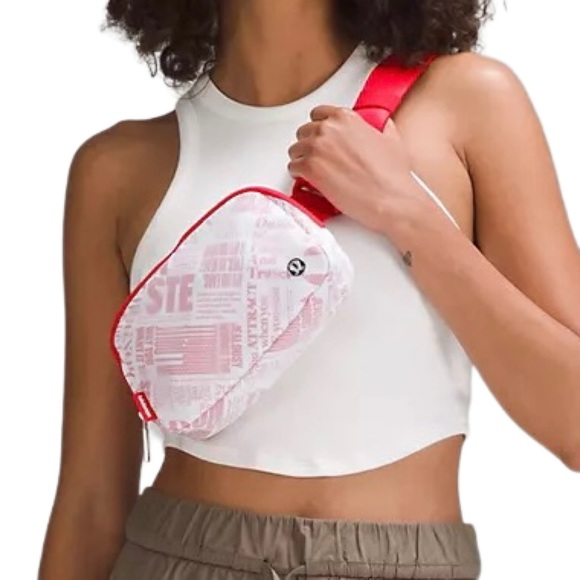 Everywhere Belt Bag Manifesto Print 1L White/Lulu Red - Picture 4 of 11